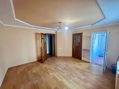 Продається 2-кімнатна квартира в самому центрі міста. Чорткі