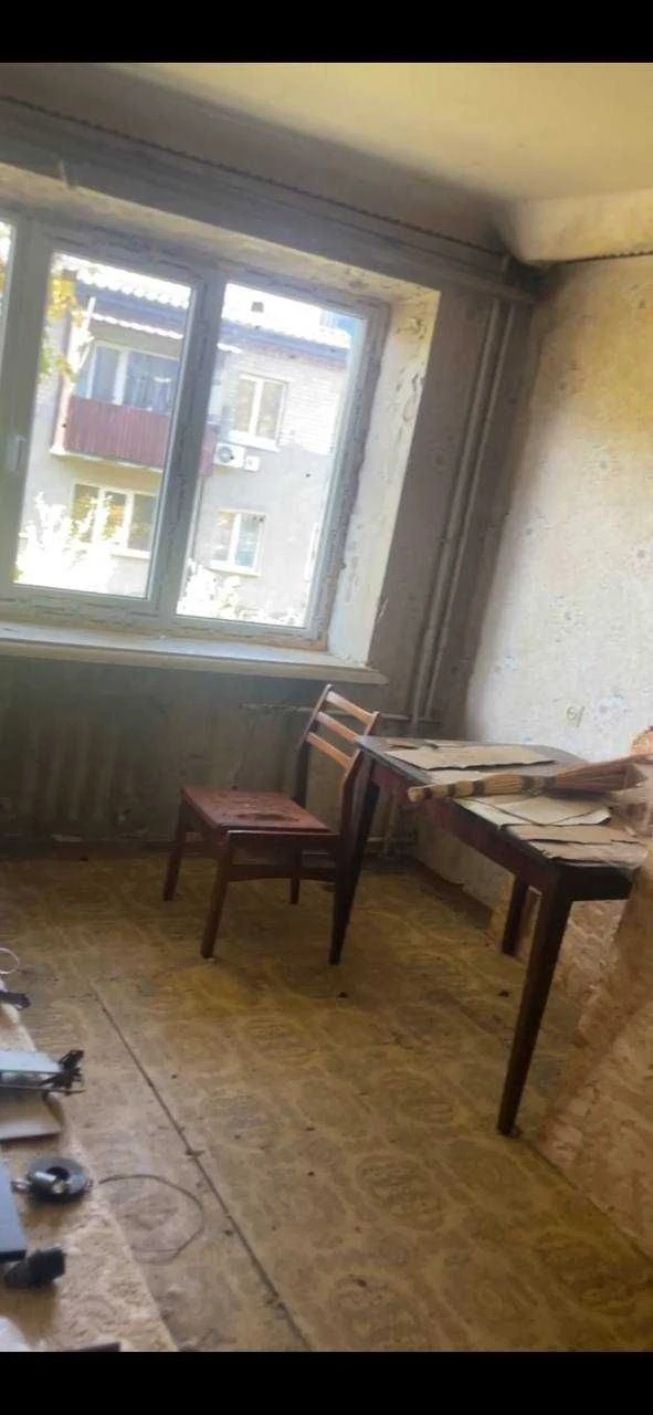 Срочно продам 2 х ком квартиру в Дергачах  1/2 эт кирпичный