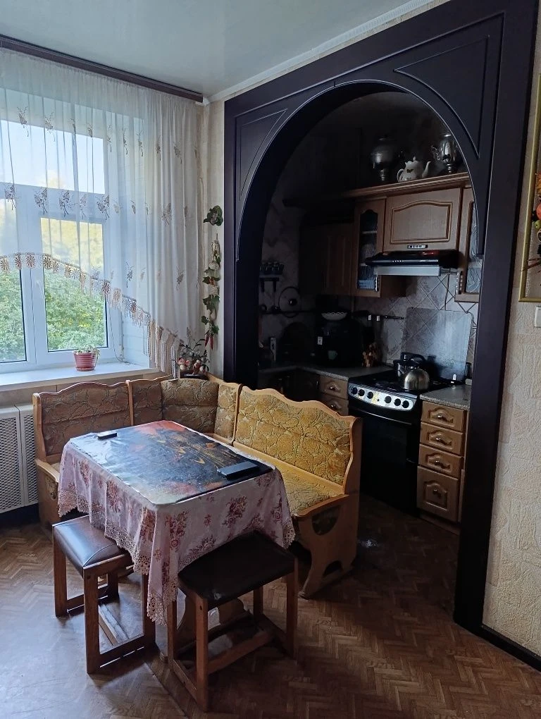 Продається чотирикімнатна квартира у Чугуєві