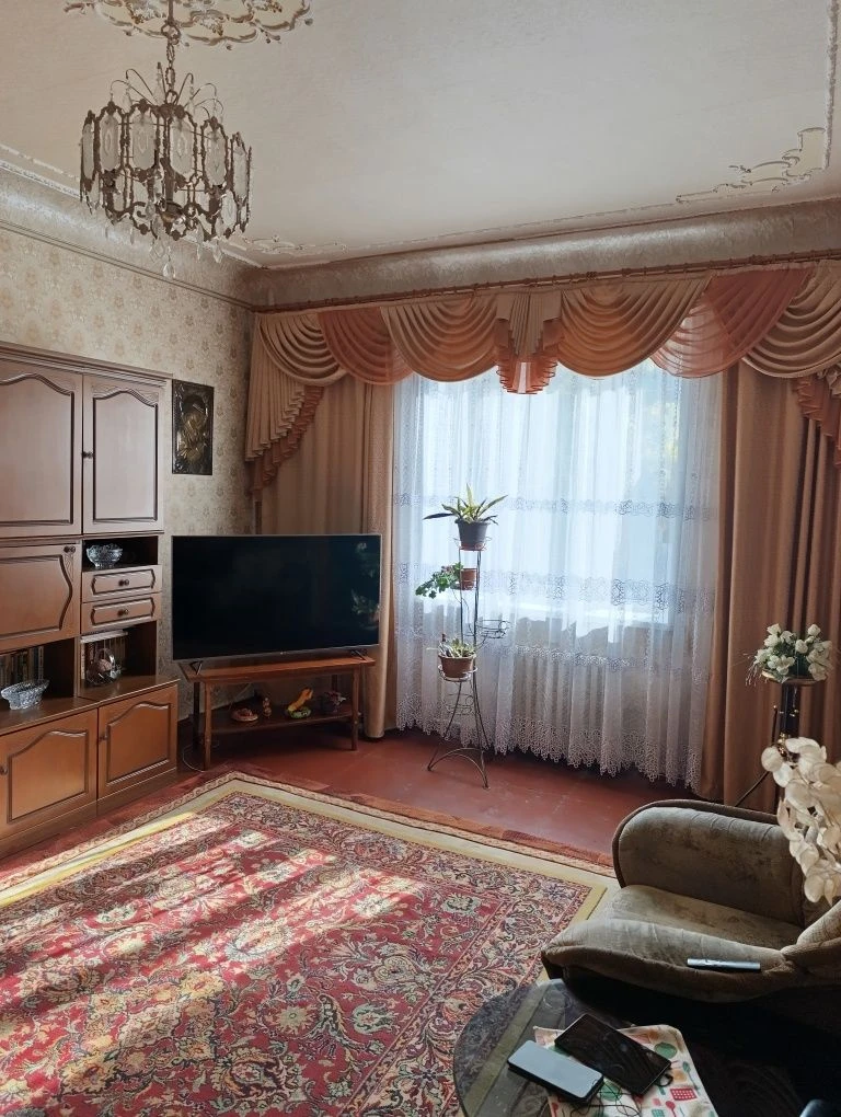 Продається чотирикімнатна квартира у Чугуєві
