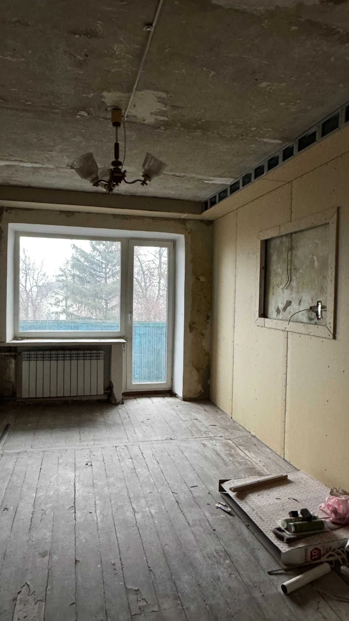 Selling a 3-room apartment in the center of Chuguev (for your unique renovation)
