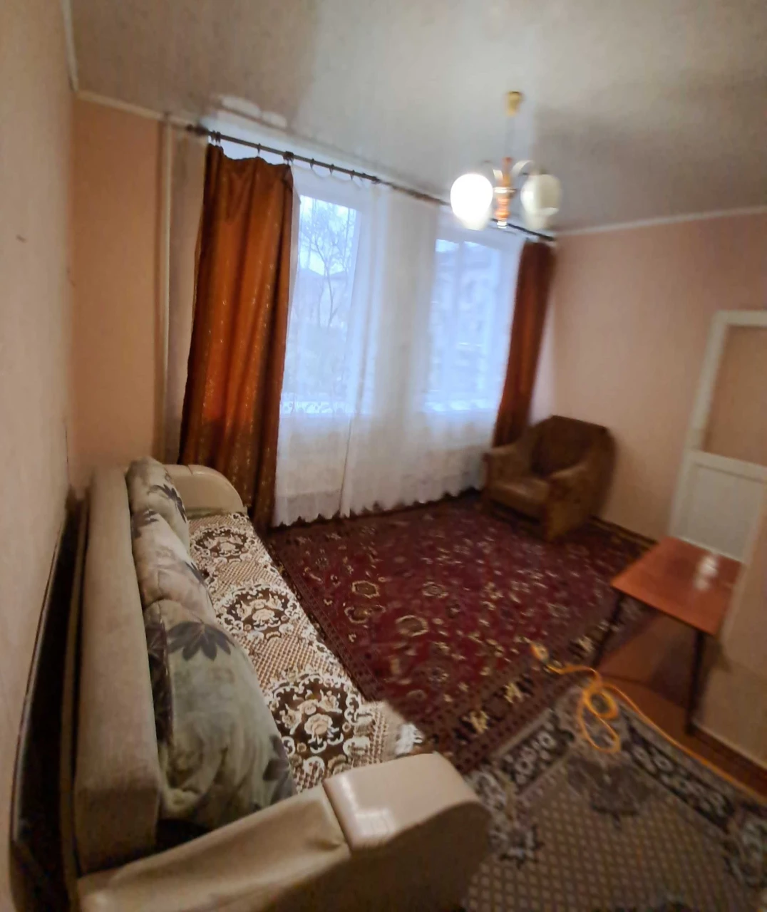 Продається 1-кімнатна квартира в центрі Чугуєва!