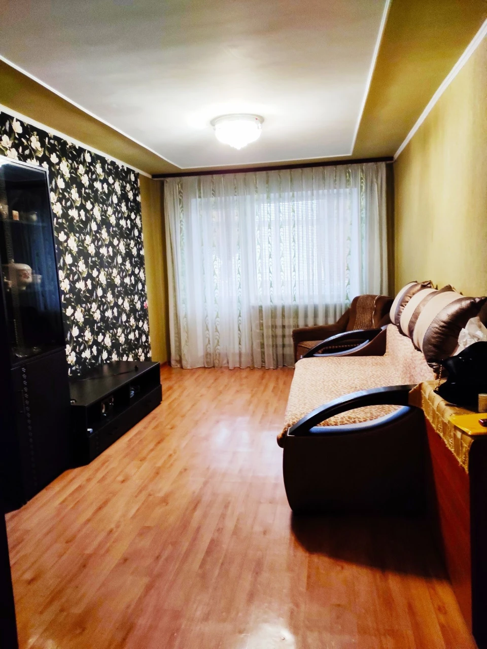 Продається двокімнатна квартира в центрі Чугоєва