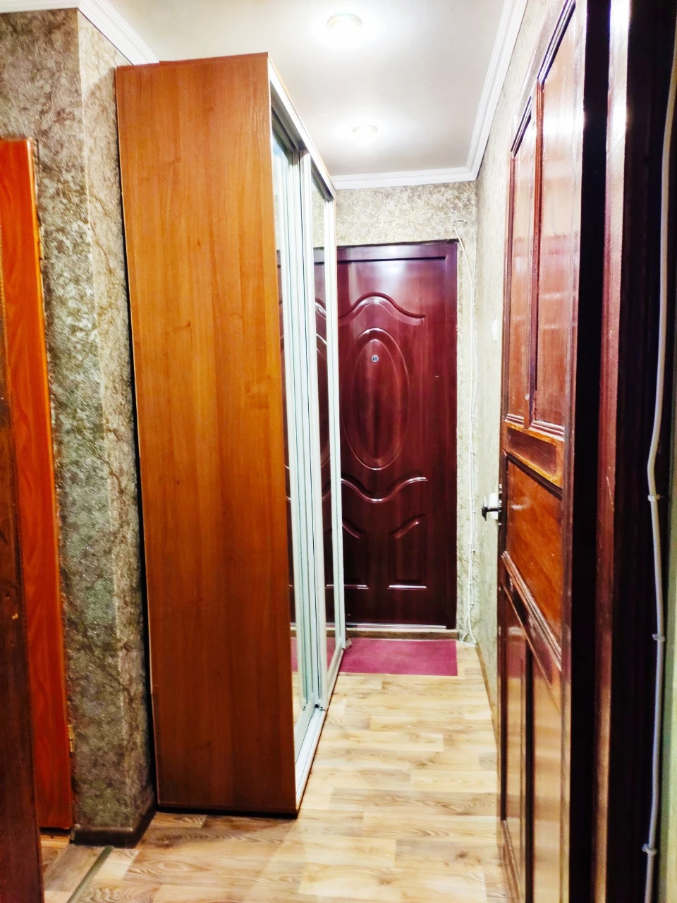 Продається двокімнатна квартира в центрі Чугоєва