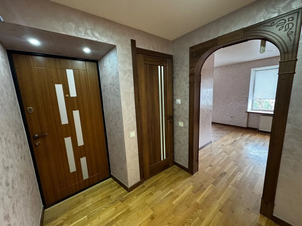 For sale: 3-bedroom apartment with modern renovation! City center