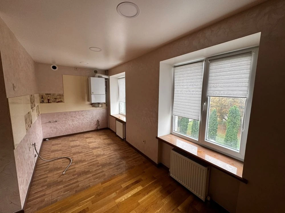 For sale: 3-bedroom apartment with modern renovation! City center