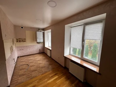 For sale: 3-bedroom apartment with modern renovation! City center