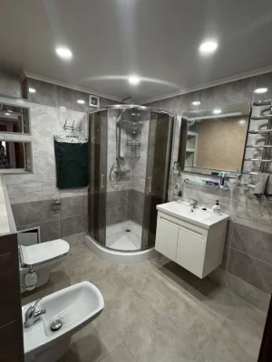 For sale: 3-bedroom apartment with modern renovation! City center
