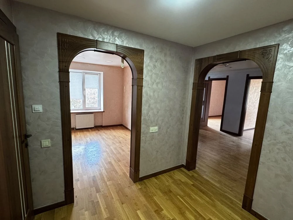 For sale: 3-bedroom apartment with modern renovation! City center