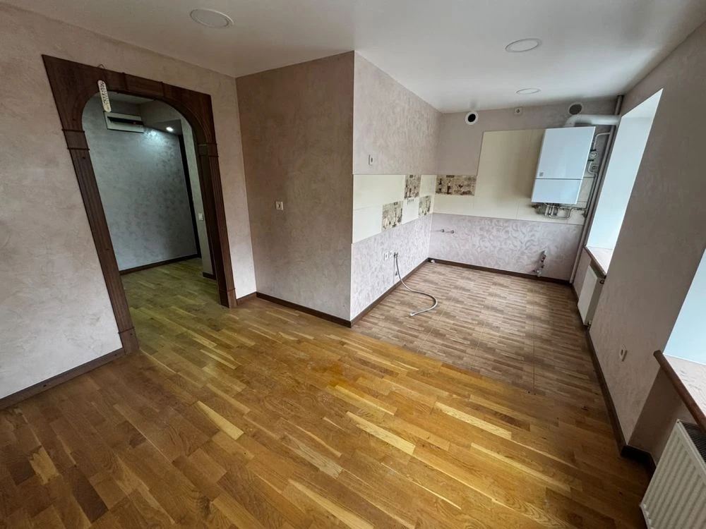 For sale: 3-bedroom apartment with modern renovation! City center