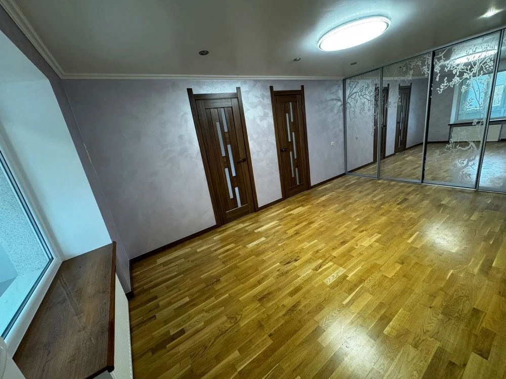 For sale: 3-bedroom apartment with modern renovation! City center