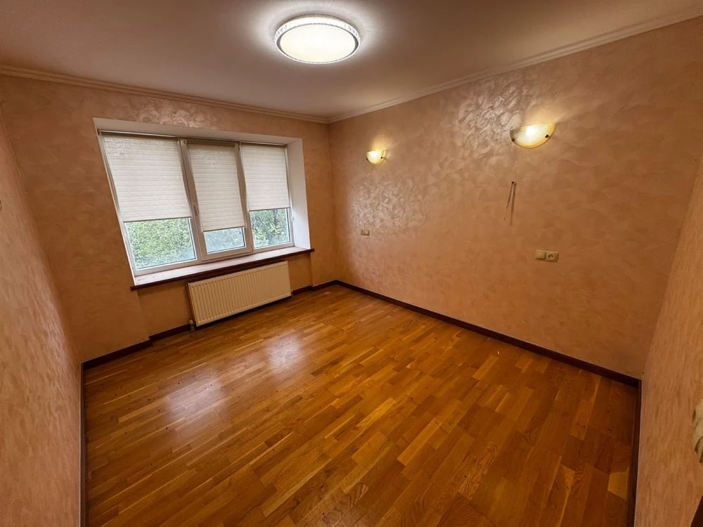 For sale: 3-bedroom apartment with modern renovation! City center