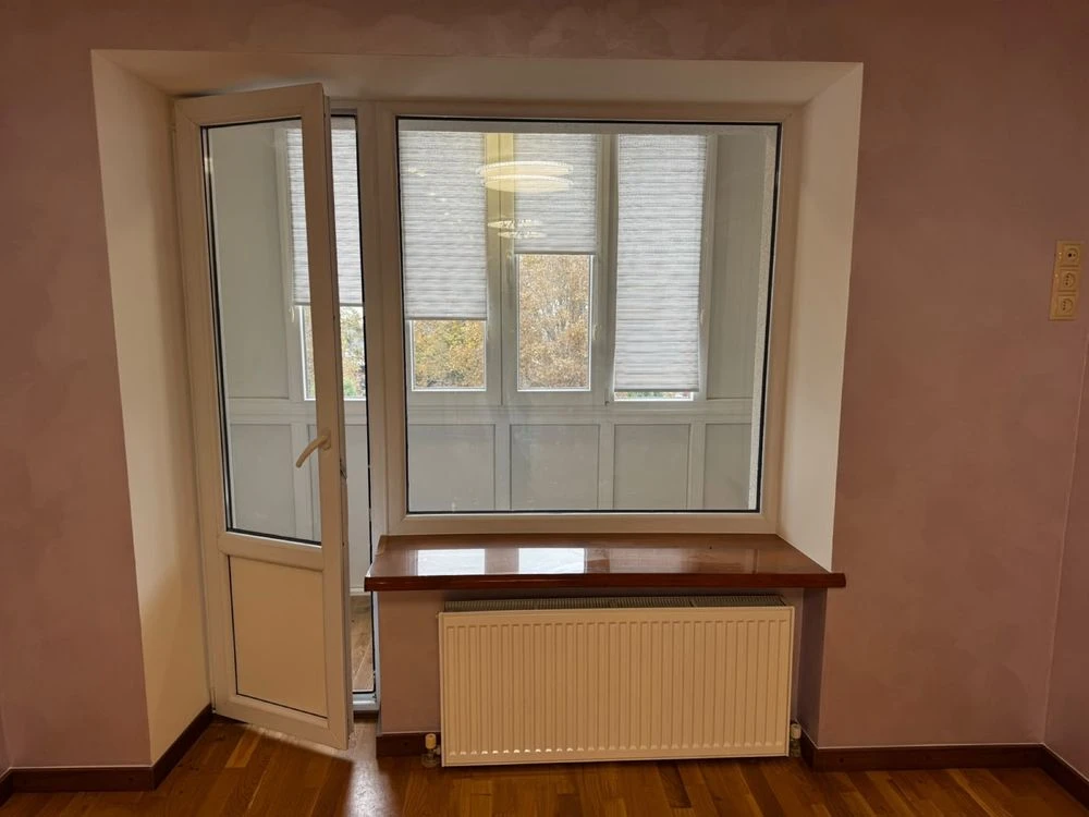 For sale: 3-bedroom apartment with modern renovation! City center