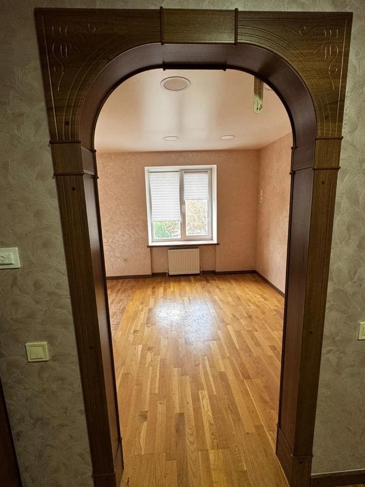 For sale: 3-bedroom apartment with modern renovation! City center