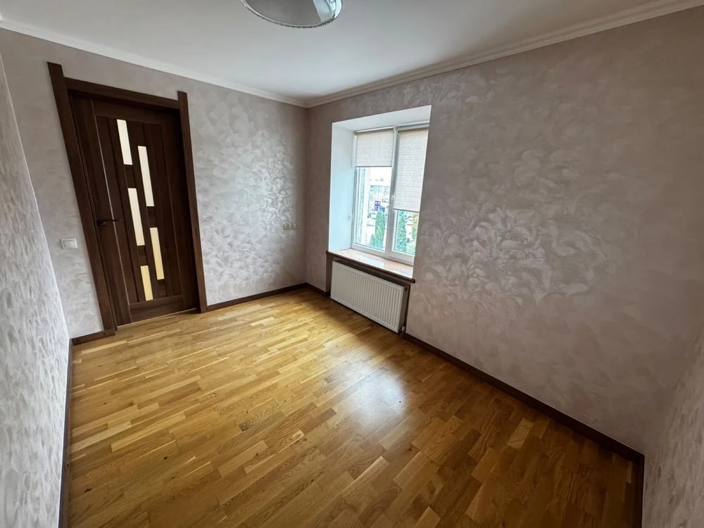 For sale: 3-bedroom apartment with modern renovation! City center