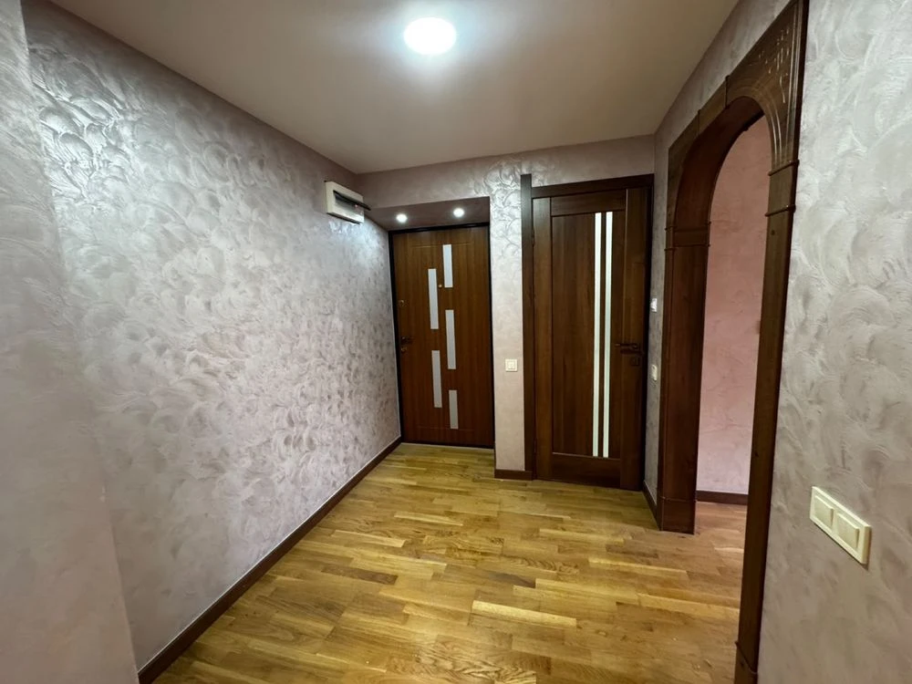 For sale: 3-bedroom apartment with modern renovation! City center