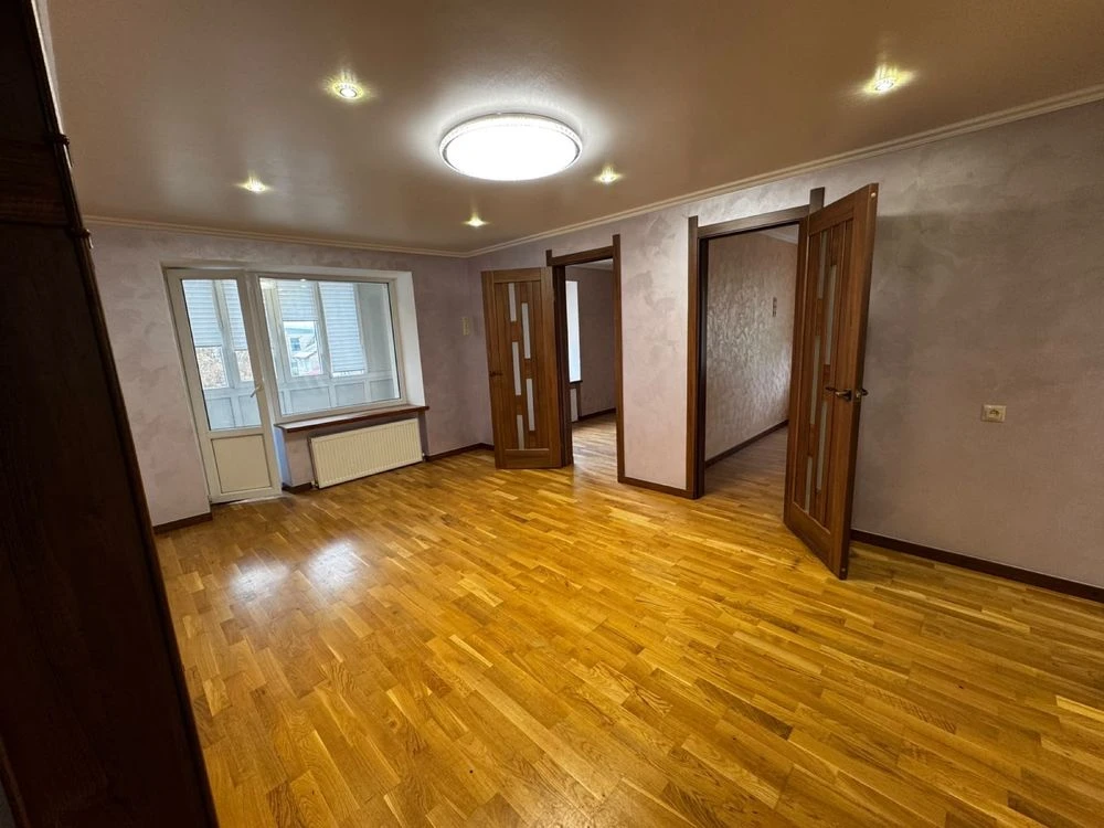 For sale: 3-bedroom apartment with modern renovation! City center