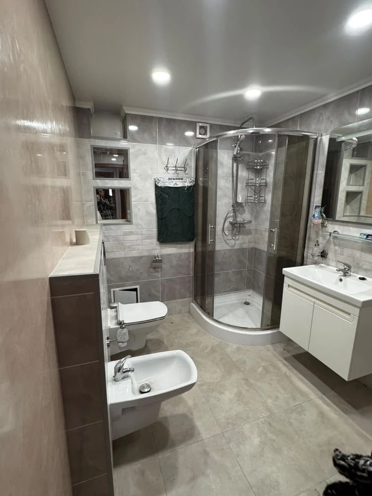 For sale: 3-bedroom apartment with modern renovation! City center