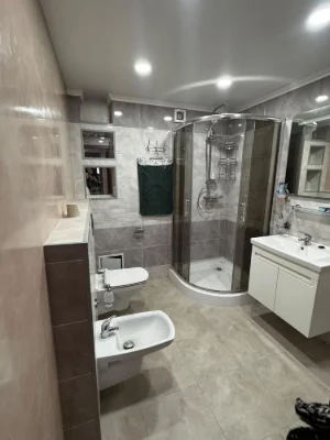 For sale: 3-bedroom apartment with modern renovation! City center