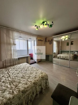 Продається 2-кімнатна квартира з окремим гаражем