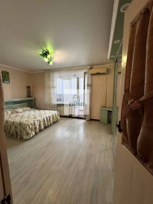 Продається 2-кімнатна квартира з окремим гаражем