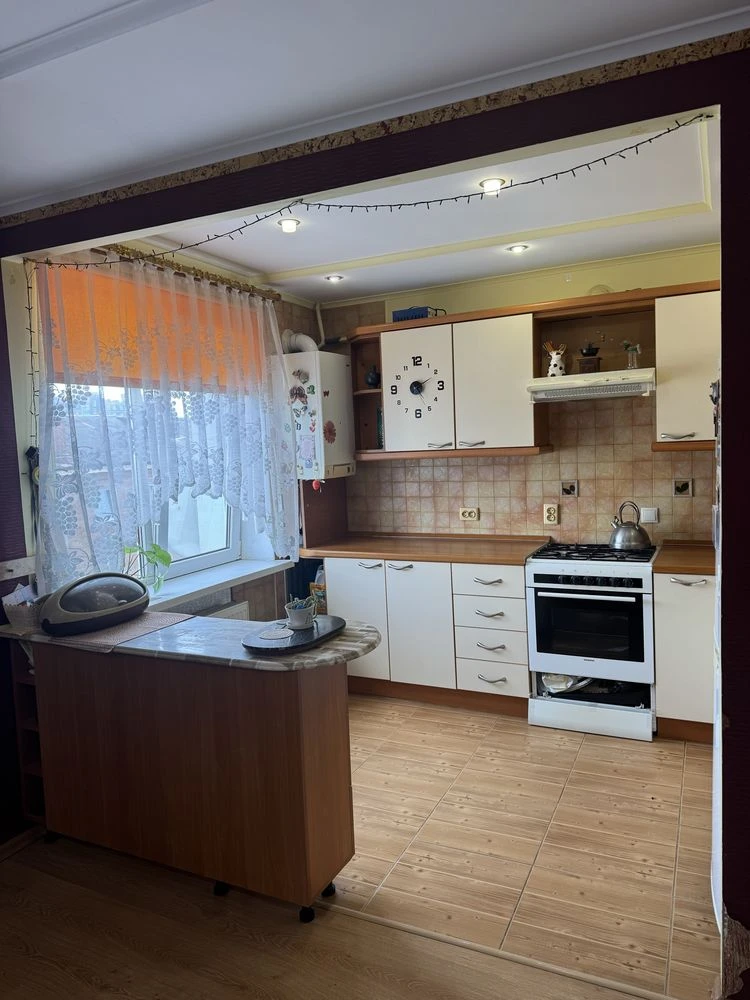 Продам дворівнеау квартиру ,район 14 Гіназії