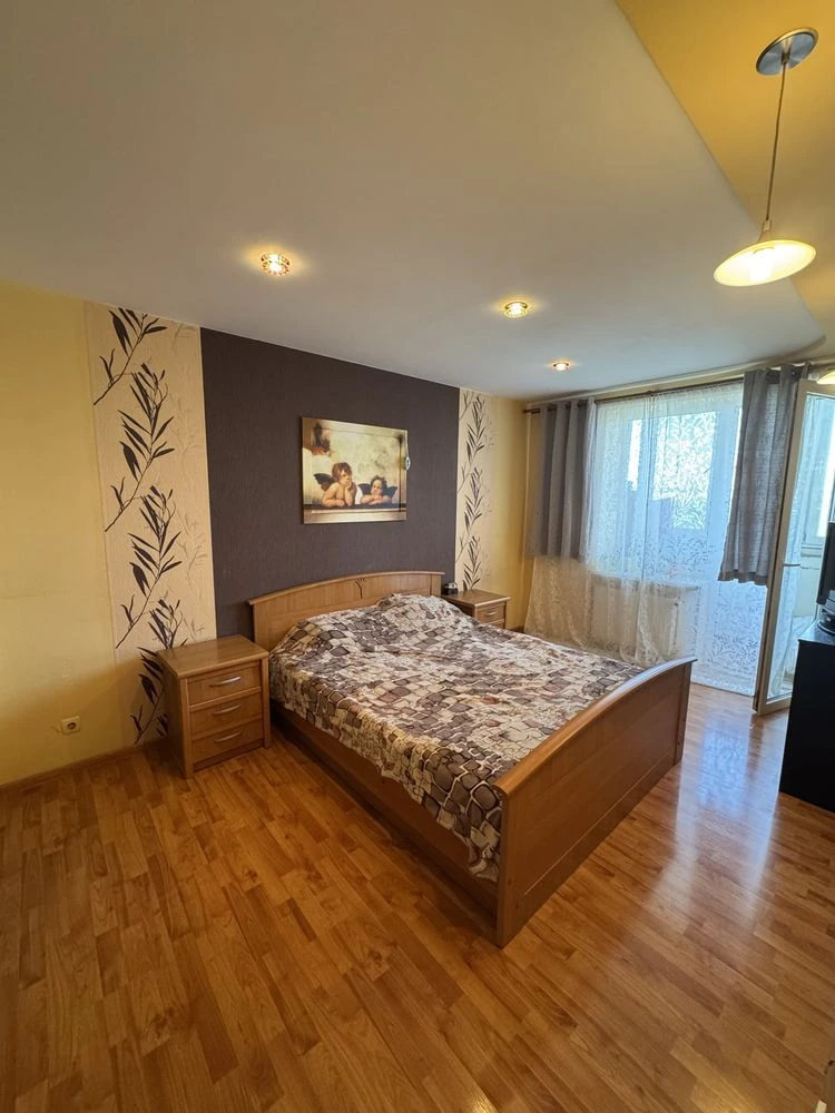 Продам дворівнеау квартиру ,район 14 Гіназії
