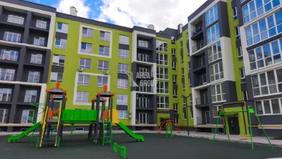 Новенька 2-кімнатна квартира з відкритим балконом в зданому