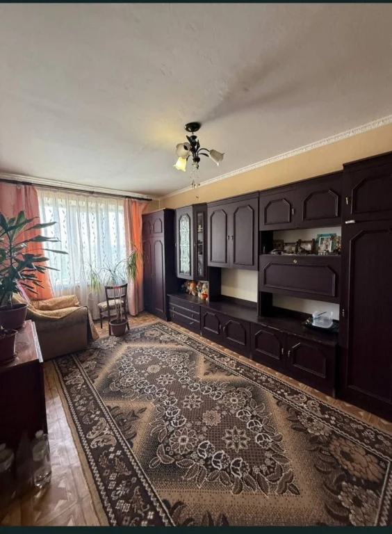 Продам секцію мікрорайон жовтневий 35 кв.м