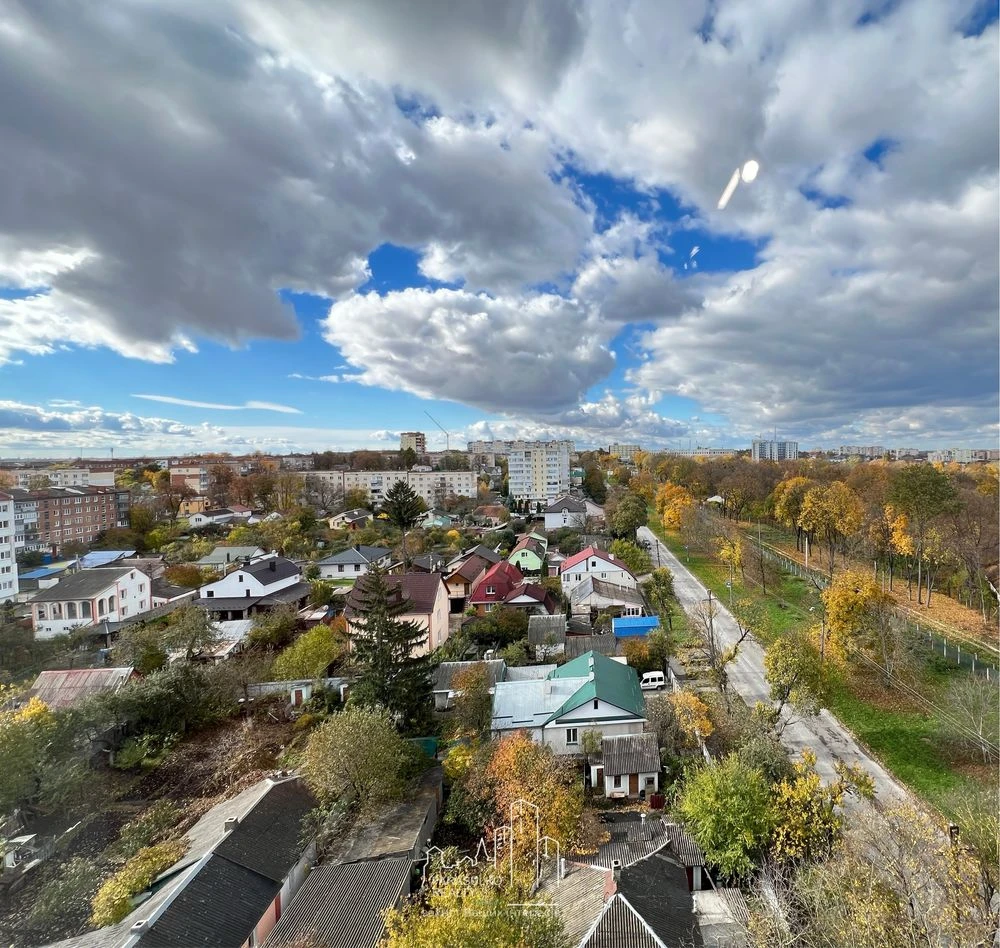 Продам простору 2-кімнатну квартиру поряд центру міста