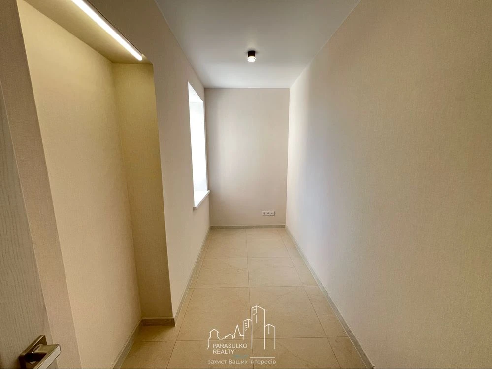Продам простору 2-кімнатну квартиру поряд центру міста