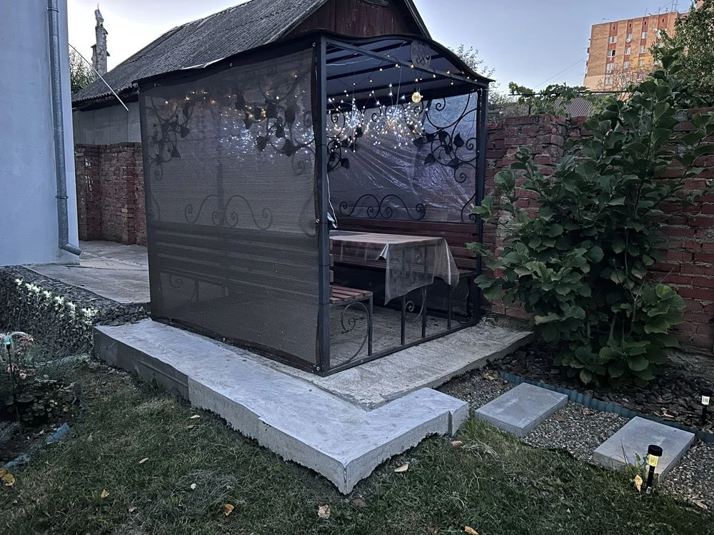 Двохрівнева квартира з сучасним ремонтом , меблями та технік