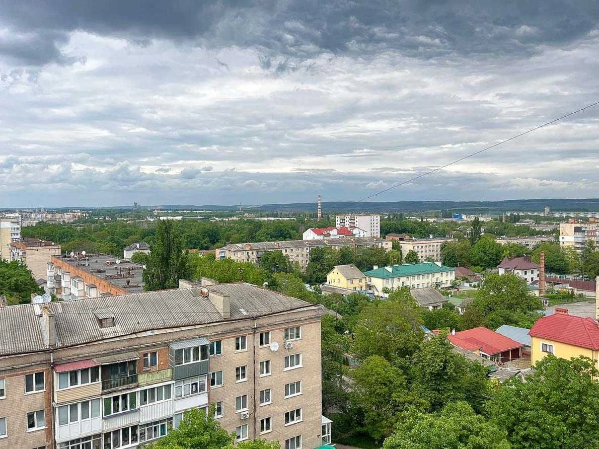 Продам видову 2 кімнатну квартиру студію в центрі на Огієнка
