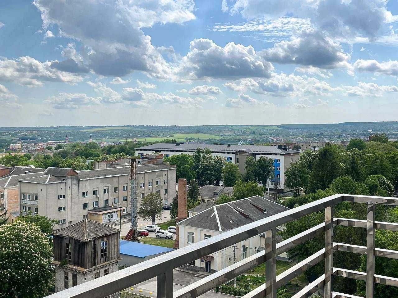 Продам видову 2 кімнатну квартиру студію в центрі на Огієнка