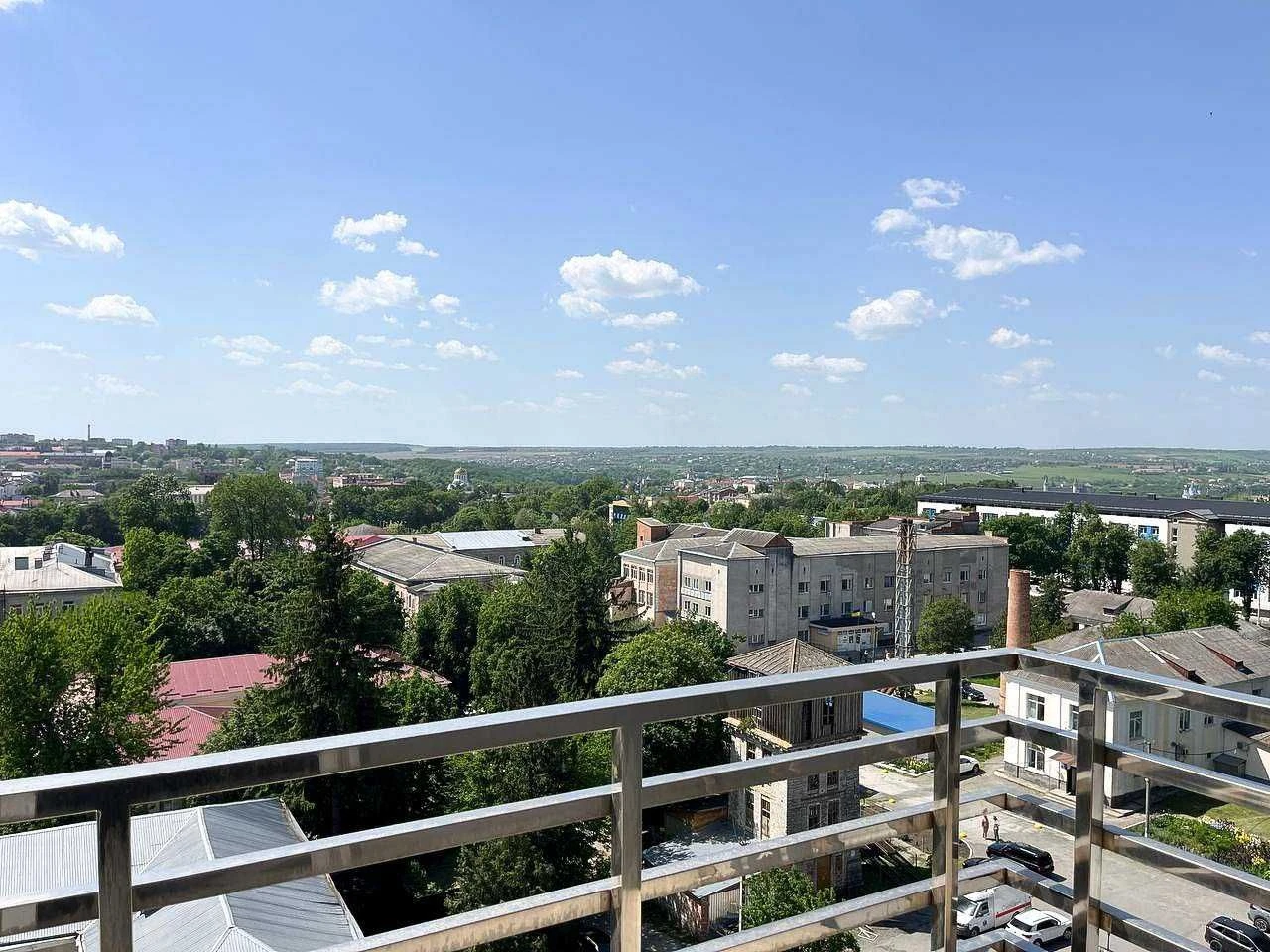 Продам видову 2 кімнатну квартиру студію в центрі на Огієнка