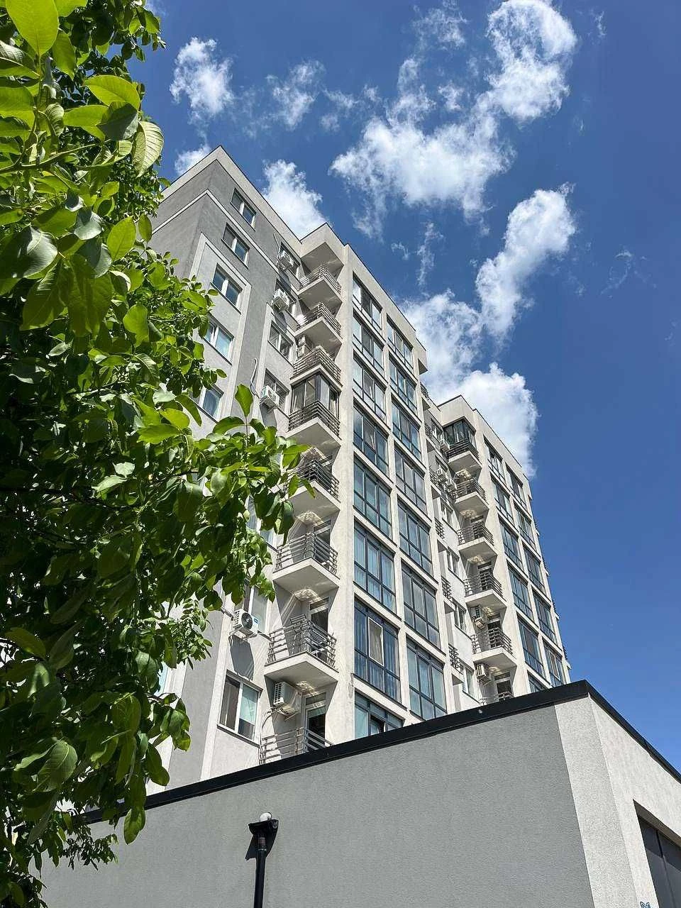 Продам видову 2 кімнатну квартиру студію в центрі на Огієнка