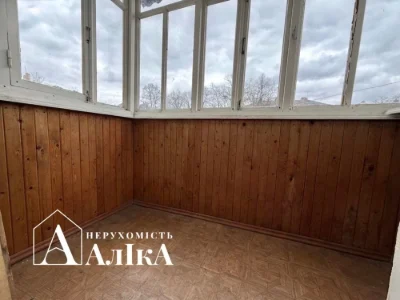 Продам невелику 2-кімнатну квартиру без зручностей