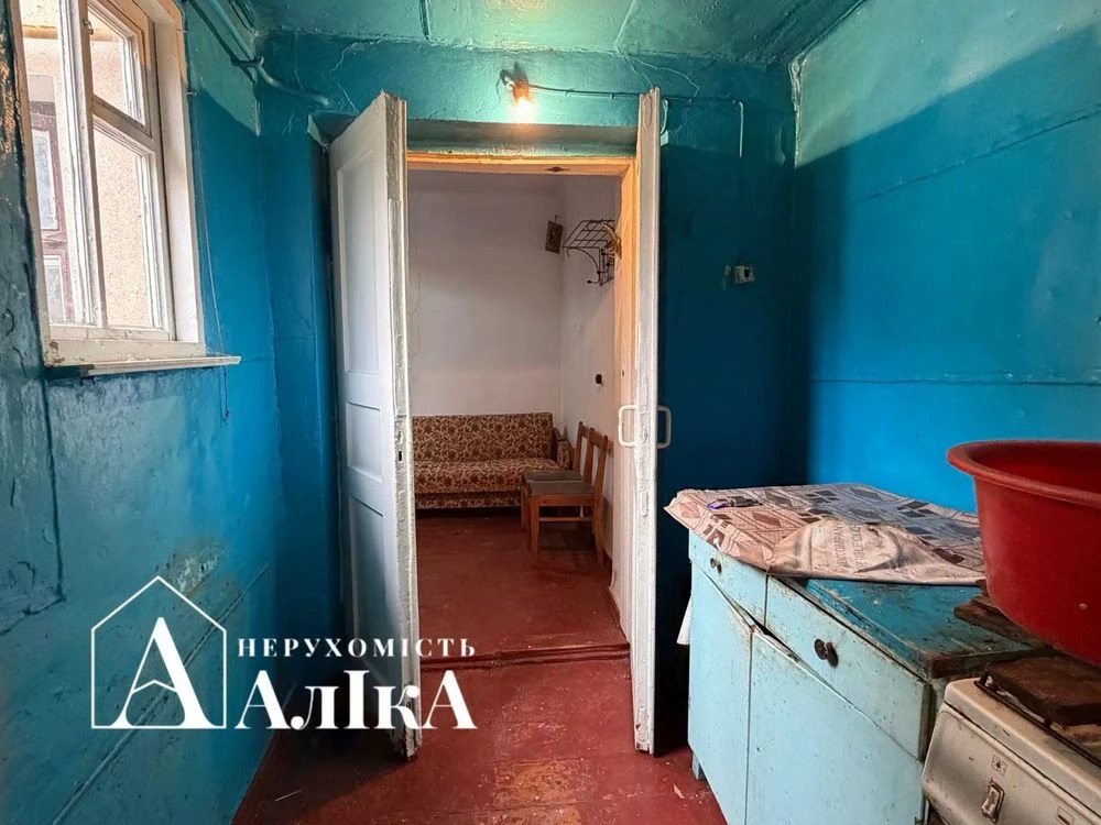 Продам невелику 2-кімнатну квартиру без зручностей
