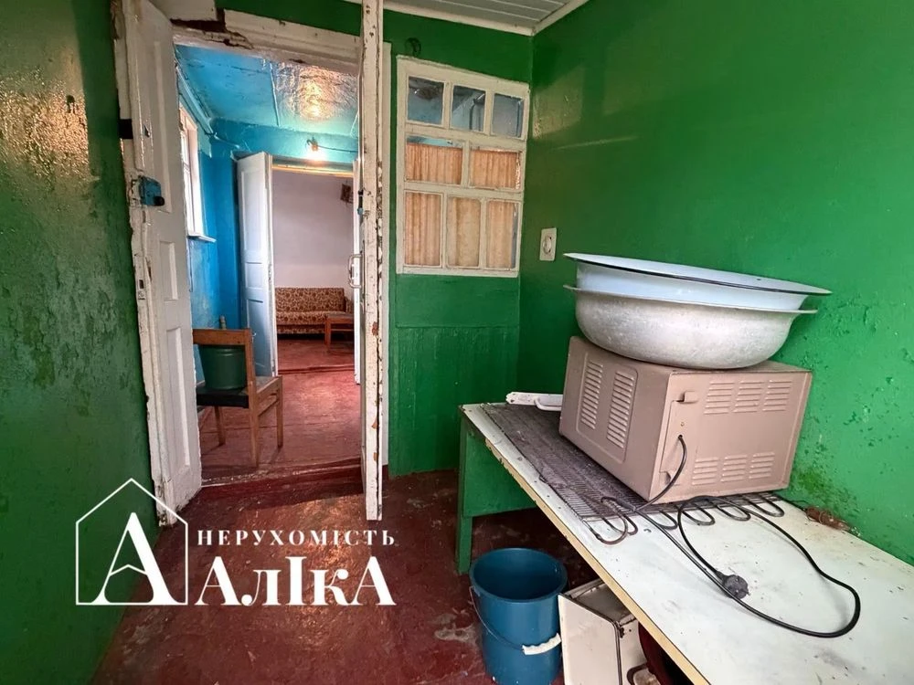 Продам невелику 2-кімнатну квартиру без зручностей