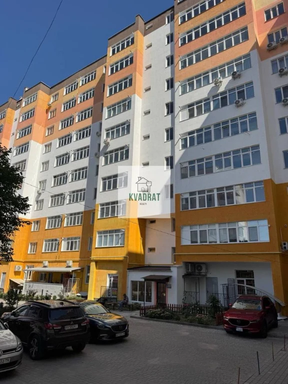 Продам 2-кімнатну простору квартиру у центрі міста