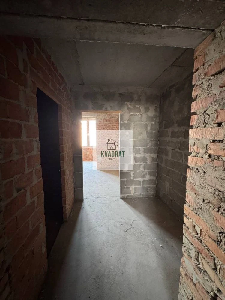 Продам 2-кімнатну простору квартиру у центрі міста