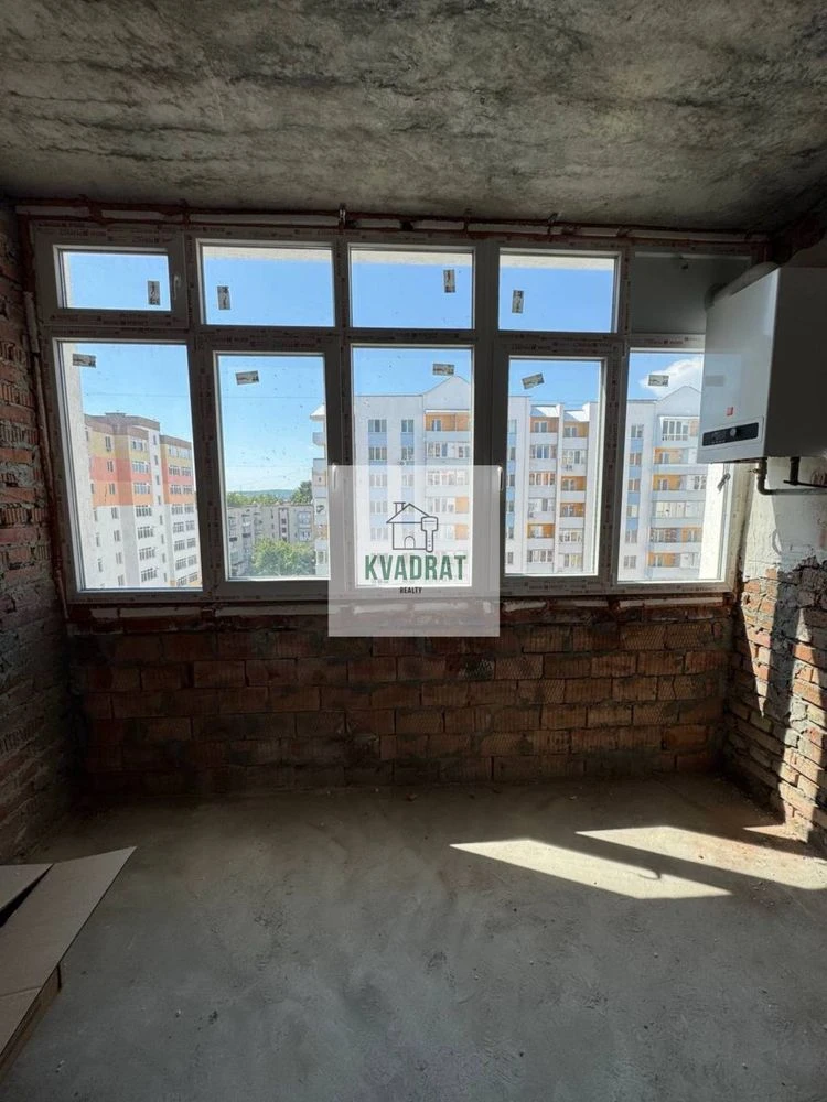Продам 2-кімнатну простору квартиру у центрі міста