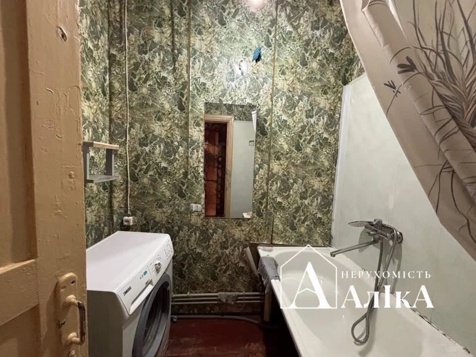 Продам 2-кімнатну квартиру в серці Старого міста!