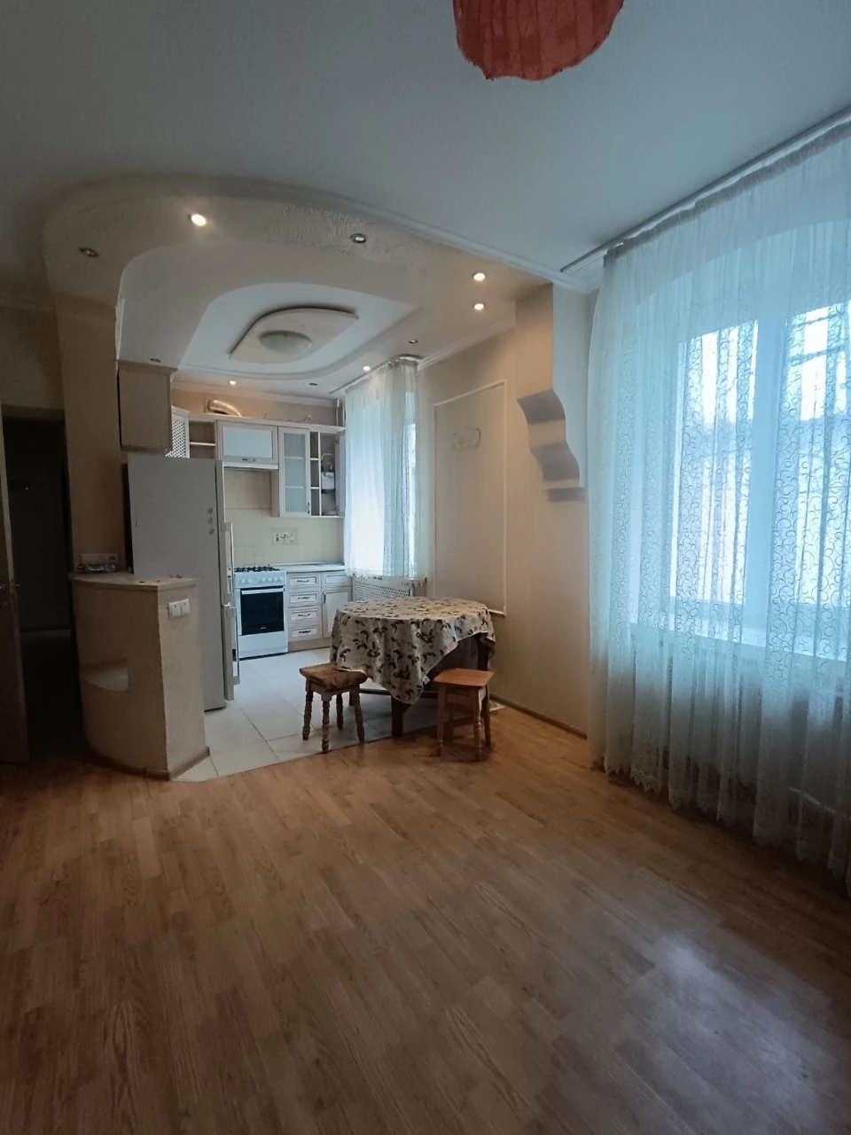 Продається перепланована двокімнатна квартира поруч з парком