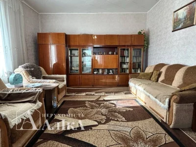 Продам велику 3-кімнатну квартиру в серці Старого міста