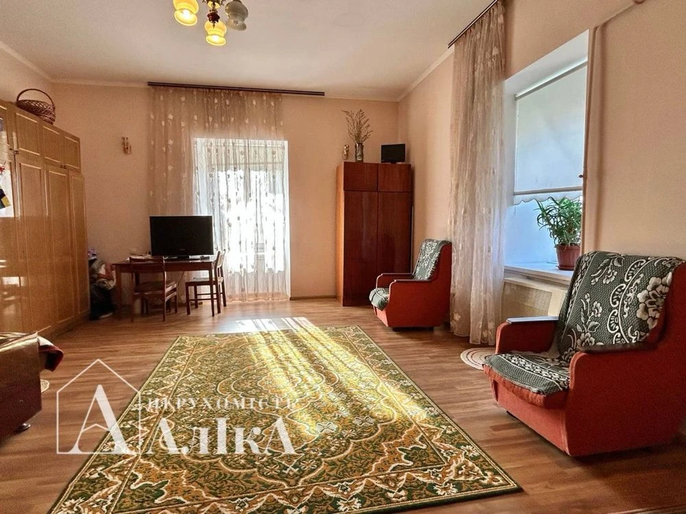 Продам велику 3-кімнатну квартиру в серці Старого міста