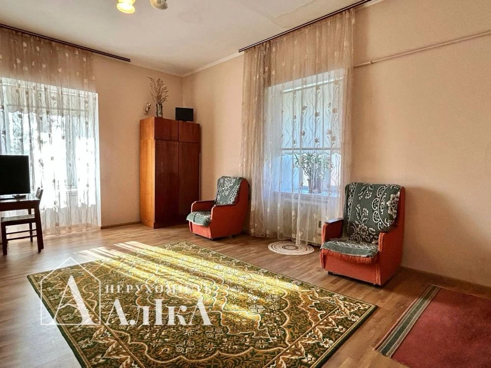 Продам велику 3-кімнатну квартиру в серці Старого міста