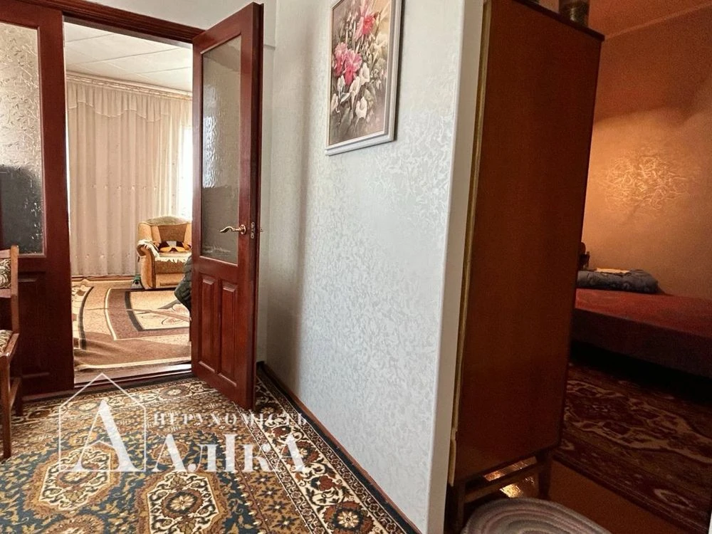 Продам велику 3-кімнатну квартиру в серці Старого міста