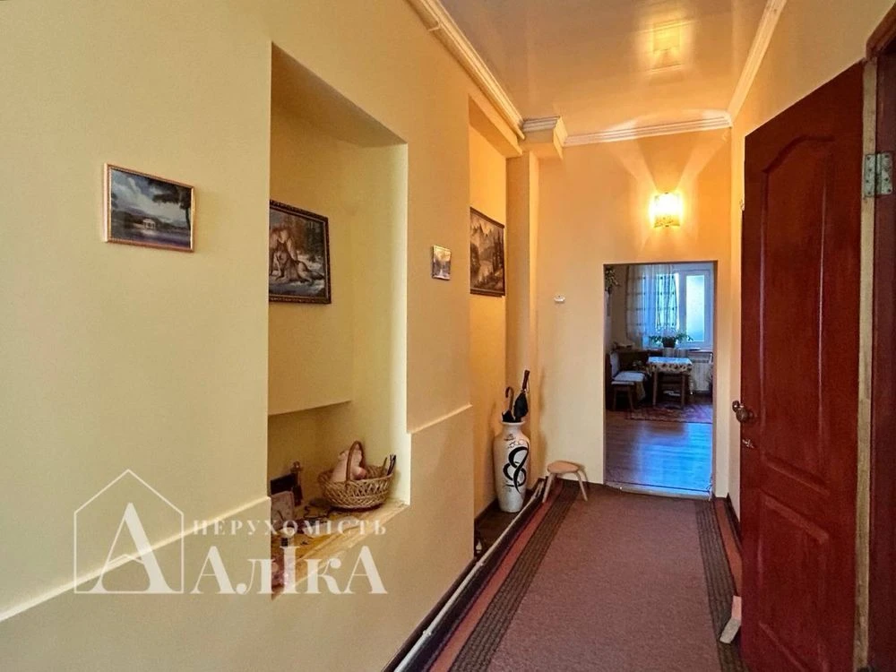 Продам велику 3-кімнатну квартиру в серці Старого міста