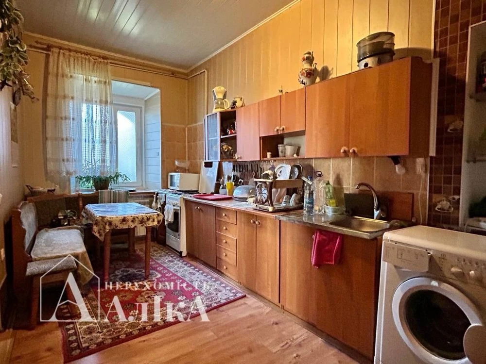 Продам велику 3-кімнатну квартиру в серці Старого міста